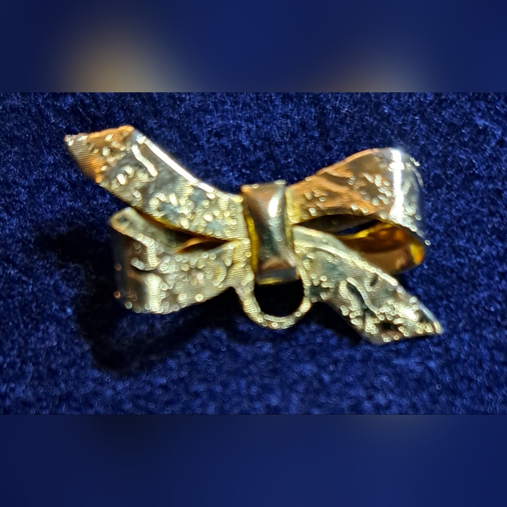 Vintage gold tone bow pin/pendant